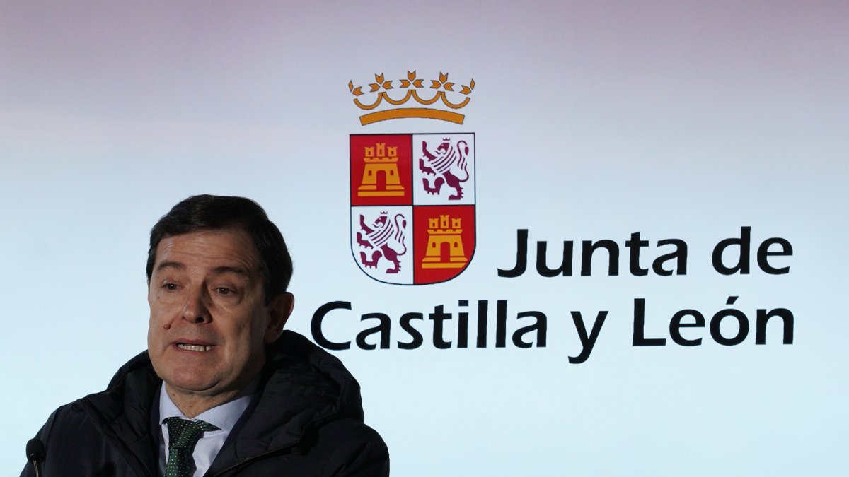 El presidente de la Junta de Castilla y León, Alfonso Fernández Mañueco, junto al presidente del Consejo Comarcal del Bierzo, Olegario Ramón, durante la firma del nuevo convenio marco
