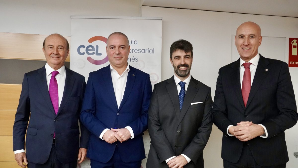 El tesorero del Círculo Empresarial Leonés, CEL, Pablo Roberto Herrero; el presidente del grupo de trabajo del CEL que ha elaborado la encuesta, Miguel Iraburu, acompañados por el director territorial de Abanca Castilla y León, Marcos Lamas, y el alcalde de León, José Antonio Diez, presentan los resultados de la Encuesta Empresarial Círculo 2025.