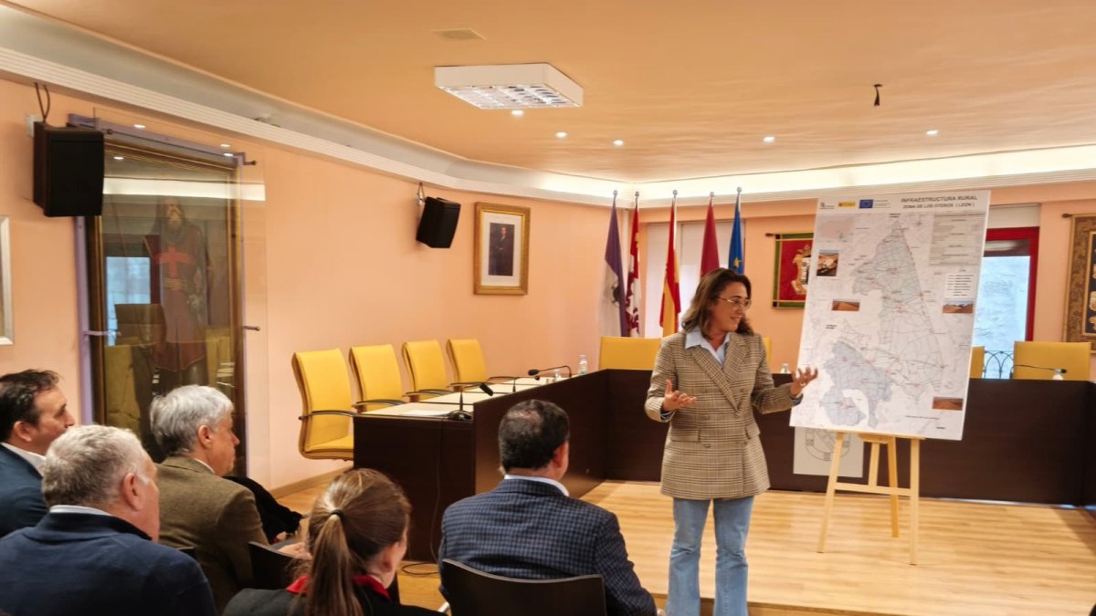 La consejera de Agricultura, Ganadería y Desarrollo Rural, María González Corral, en Valencia de Don Juan (León), donde ha presentado el resultado final del proceso de concentración parcelaria de la zona de Los Oteros.