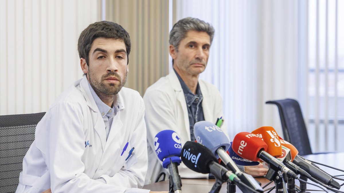 El director del HUBU, Carlos Cartón, y el jefe de Oncología, Enrique Lastra.