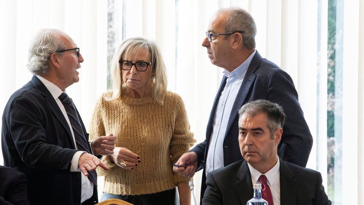 San Millán conversa con Javier Herrán en presencia de la secretaria General de FAE, Emiliana Molero, y del nuevo tesorero Esteban Pérez Pino (sentado).