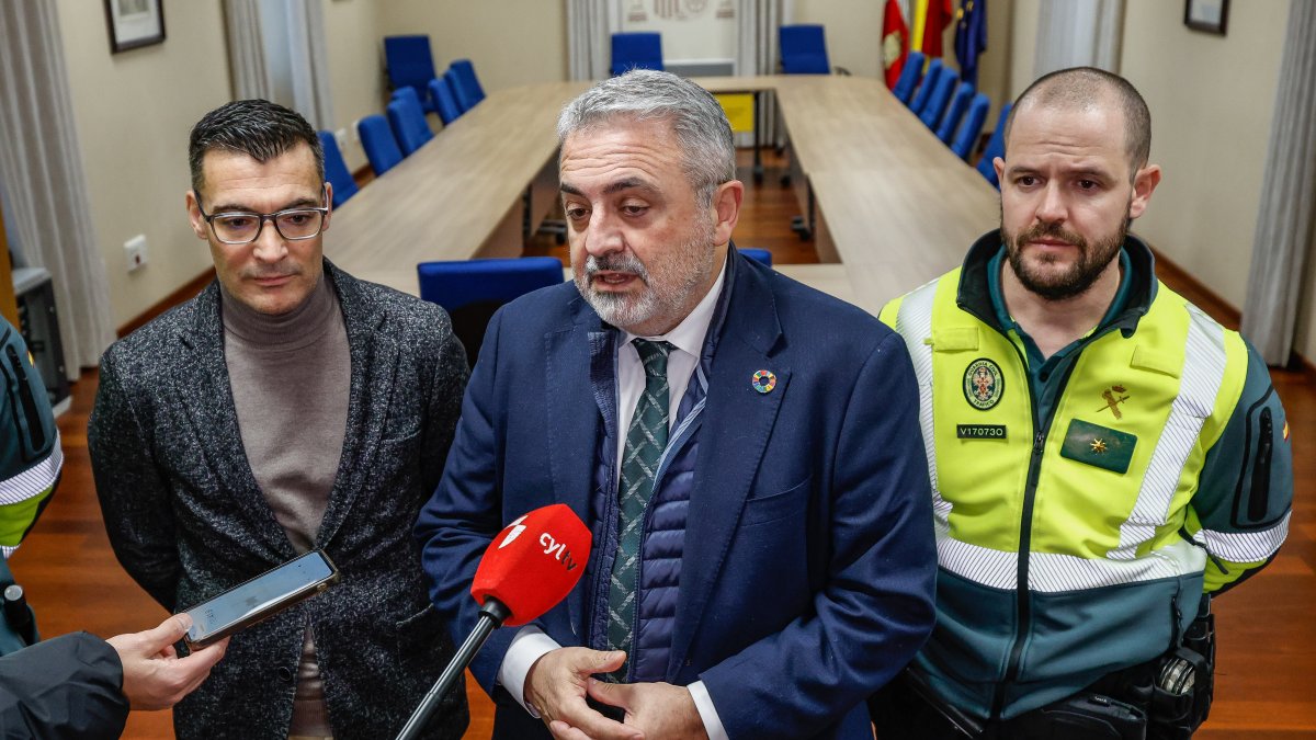 El jefe provincial de la DGT, Raúl Galán; el subdelegado del Gobierno, Pedro de la Fuente y el comandante del Subsector de Tráfico de la Guardia Civil, Javier Guerra.