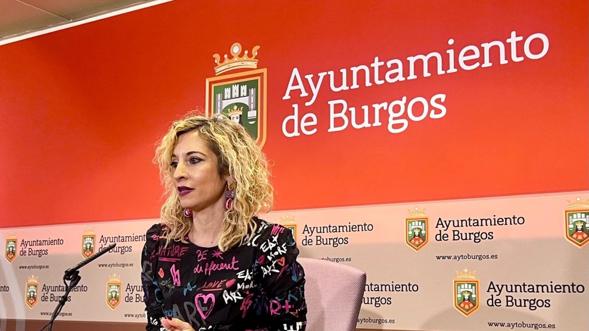 Blanca Carpintero, en un instante de la rueda de prensa en la sala del Ayuntamiento de Burgos.