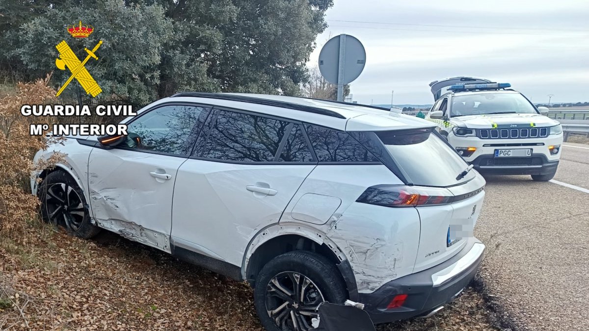 Vehículo siniestrado en la A-1 tras un adelantamiento imprudente con un conductor a la fuga.