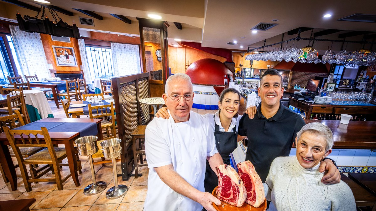 Los Ahedo Echevarría posan en la sala del Mesón de Carcedo, su casa desde hace 25 años.