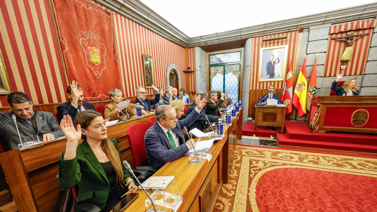 Pleno municipal ordinario del mes de enero, en el que los concejales de PP y Vox votan en el mismo sentido a una proposición.