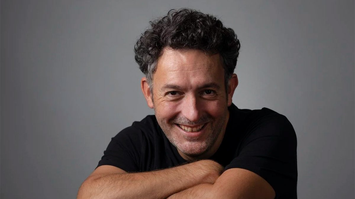 El escritor Mikel Santiago vuelve a Burgos el 22 de enero.