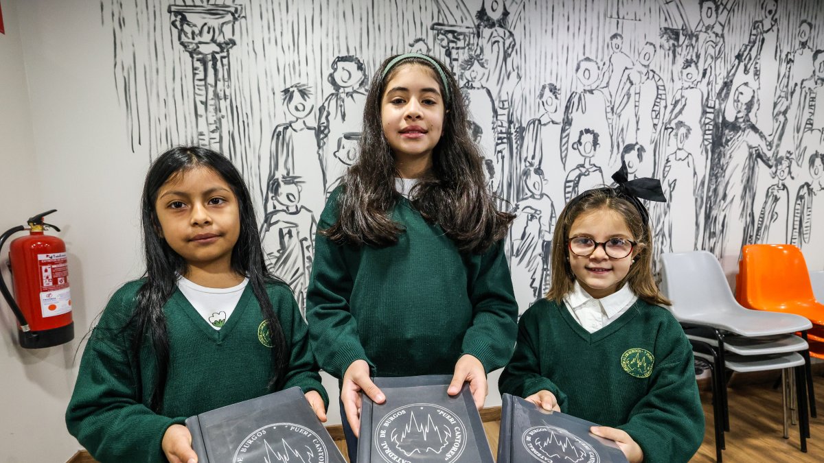 Angelina Espín, Sofía Barrasa y Lucía Mediavilla son las tres niñas que han roto la tradición del coro infantil masculino en la Catedral de Burgos.