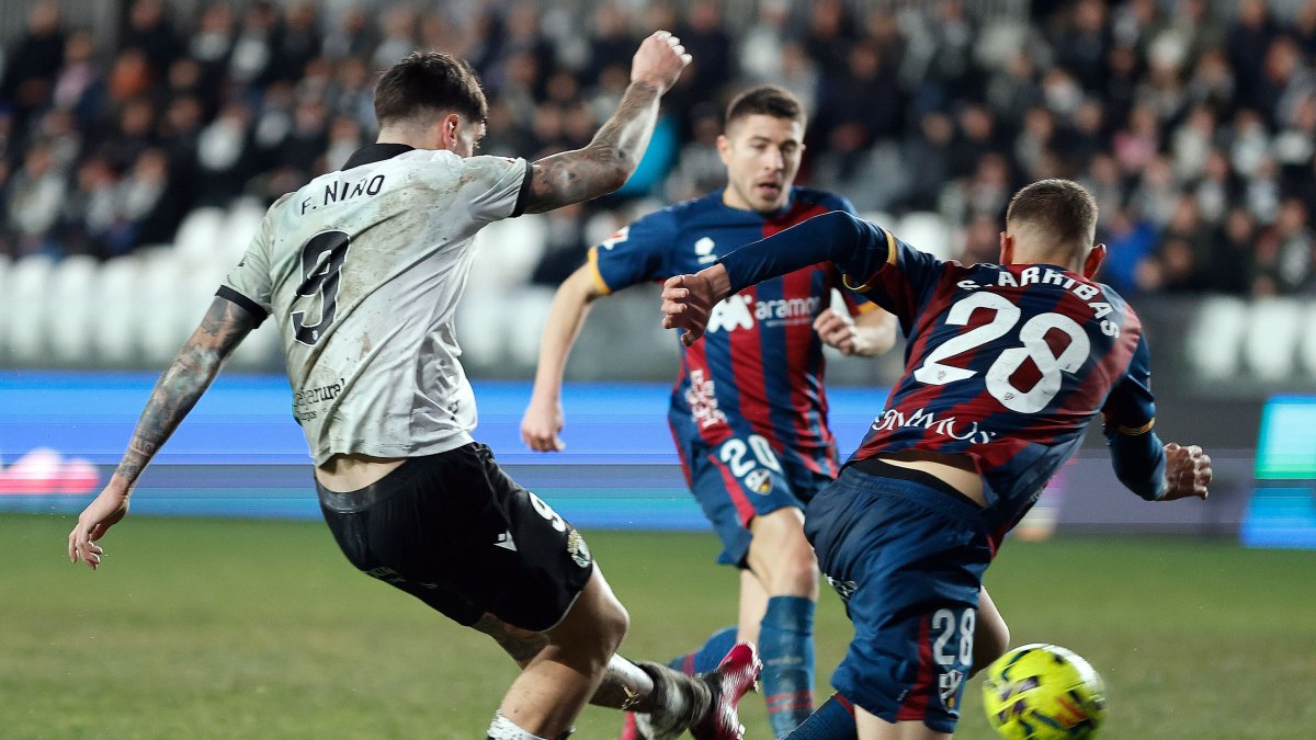 Fer Niño en el instante de chutar a la portería y marcar el gol en el minuto 72 que le dio la victoria al Burgos CF.