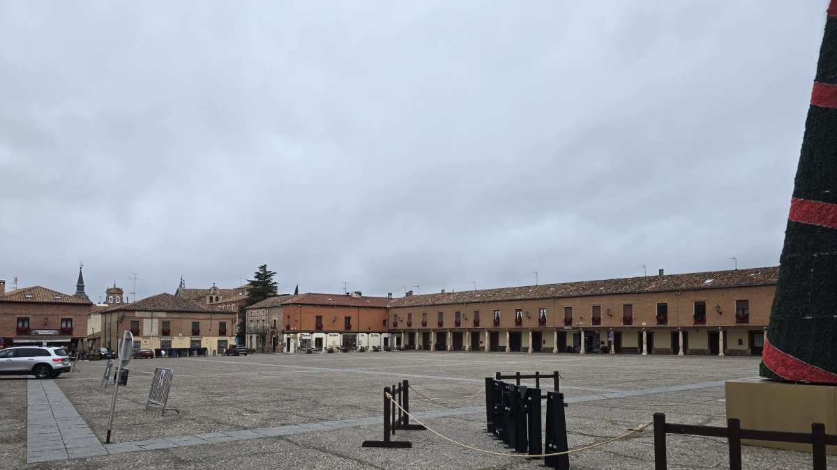 Así ha lucido la mayor parte del periodo navideño la Plaza Mayor de Lerma, que sí acogía algún acto festivo puntual.