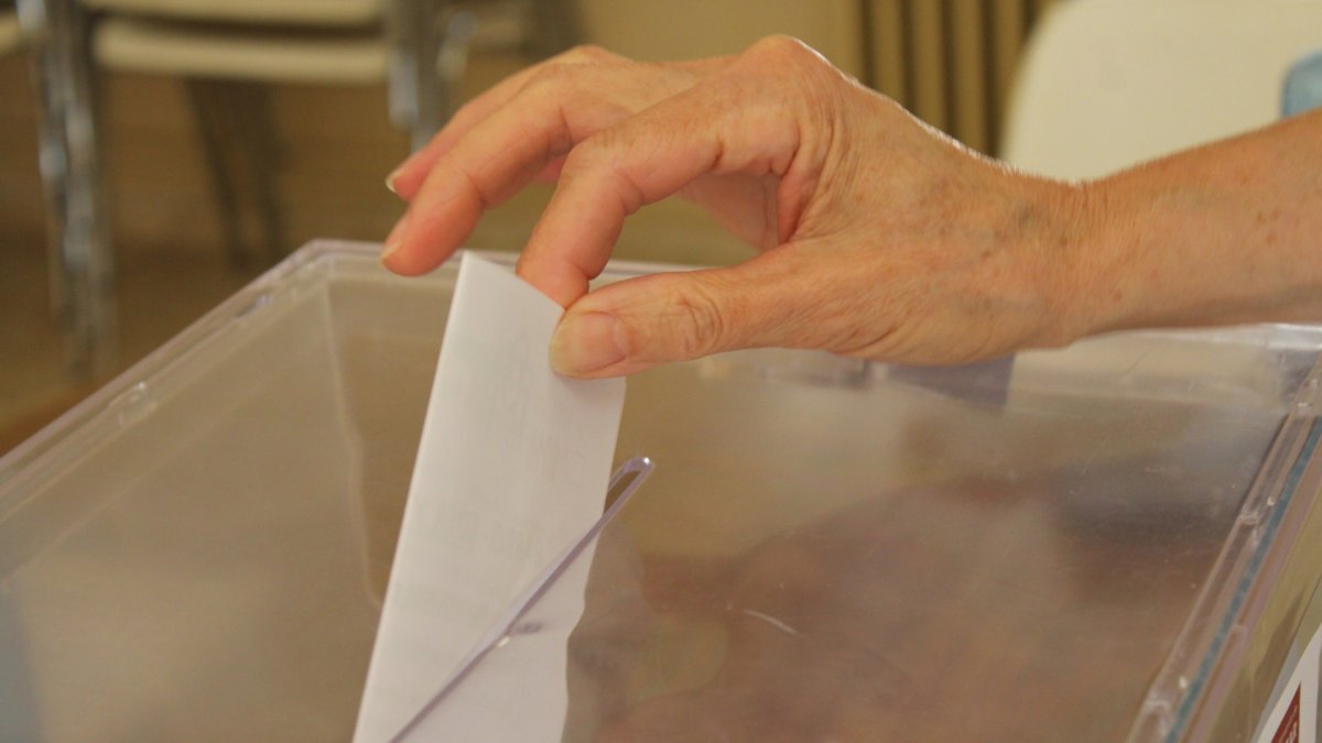 Archivo - Imagen de archivo de una urna de votación.