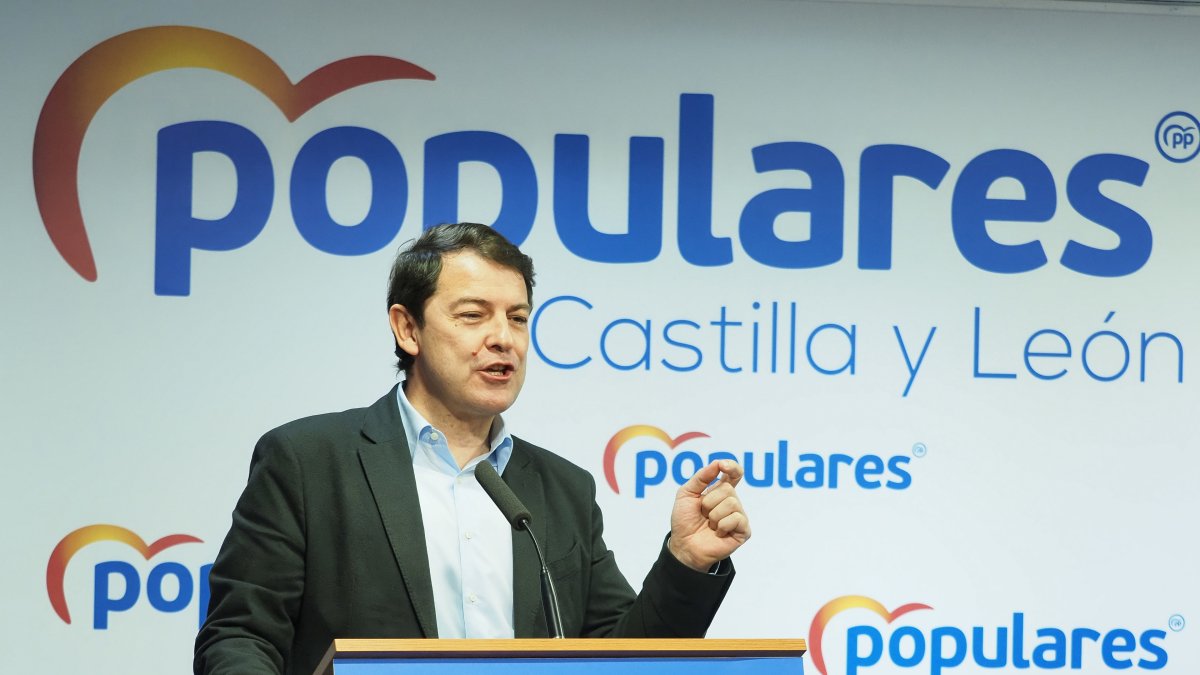 Archivo - El presidente del PP en funciones de la Junta de Castilla y León, Alfonso Fernández Mañueco, interviene en la clausura de la Junta Directiva Autonómica del Partido Popular de Castilla y León, en la sede del PPCyL, a 15 de febrero de 2022, en Val.