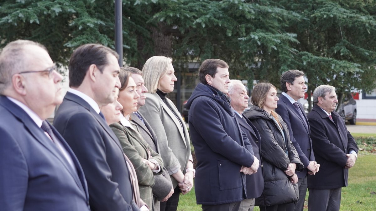 El Gobierno de Castilla y León guarda un minuto de silencio en recuerdo de los fallecidos en el accidente de tren de Adamuz (Córdoba).