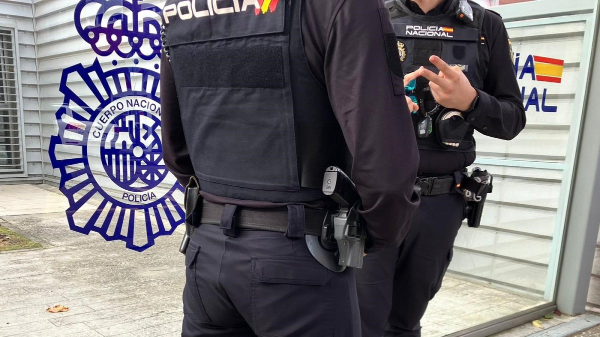 Archivo - Sucesos.- Identificada por delitos de hurto y estafa a través del método de 'La siembra' en aparcamientos de Valladolid.