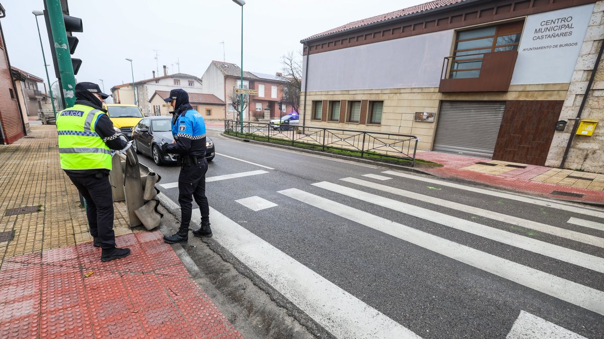 La Policía Local, en Castañares, después del atropello.