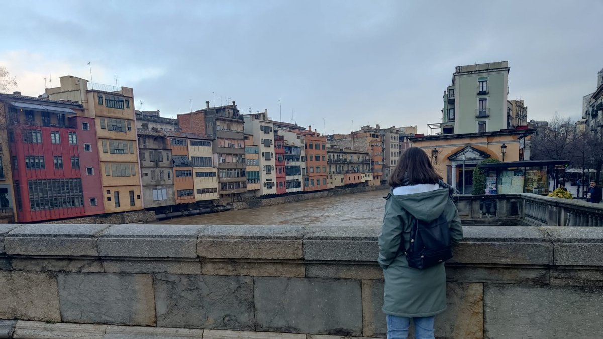 Laura, ingeniera burgalesa, observa el río Onyar de Girona tras el paso de la borrasca Harry.