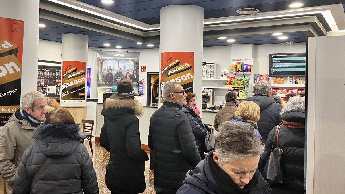 Varias personas hacen cola para comprar entadas un martes en cines Van Golem.