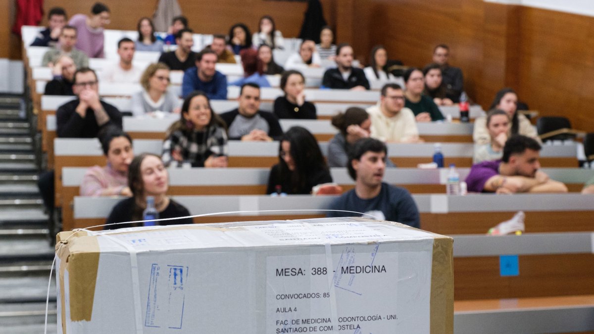 Un grupo de personas esperan a realizar las pruebas de Formación Sanitaria Especializada en la Facultad de Medicina de la Universidad de Santiago de Compostela.