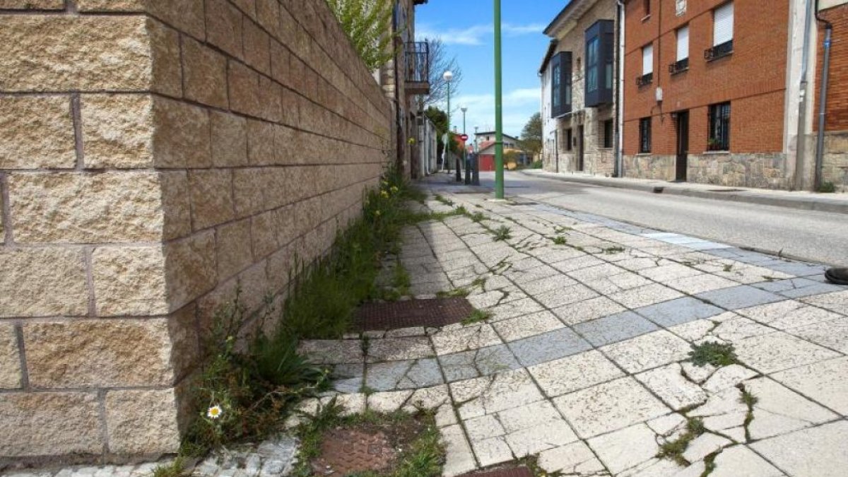 Las filtraciones de agua y las grietas copan el barrio.