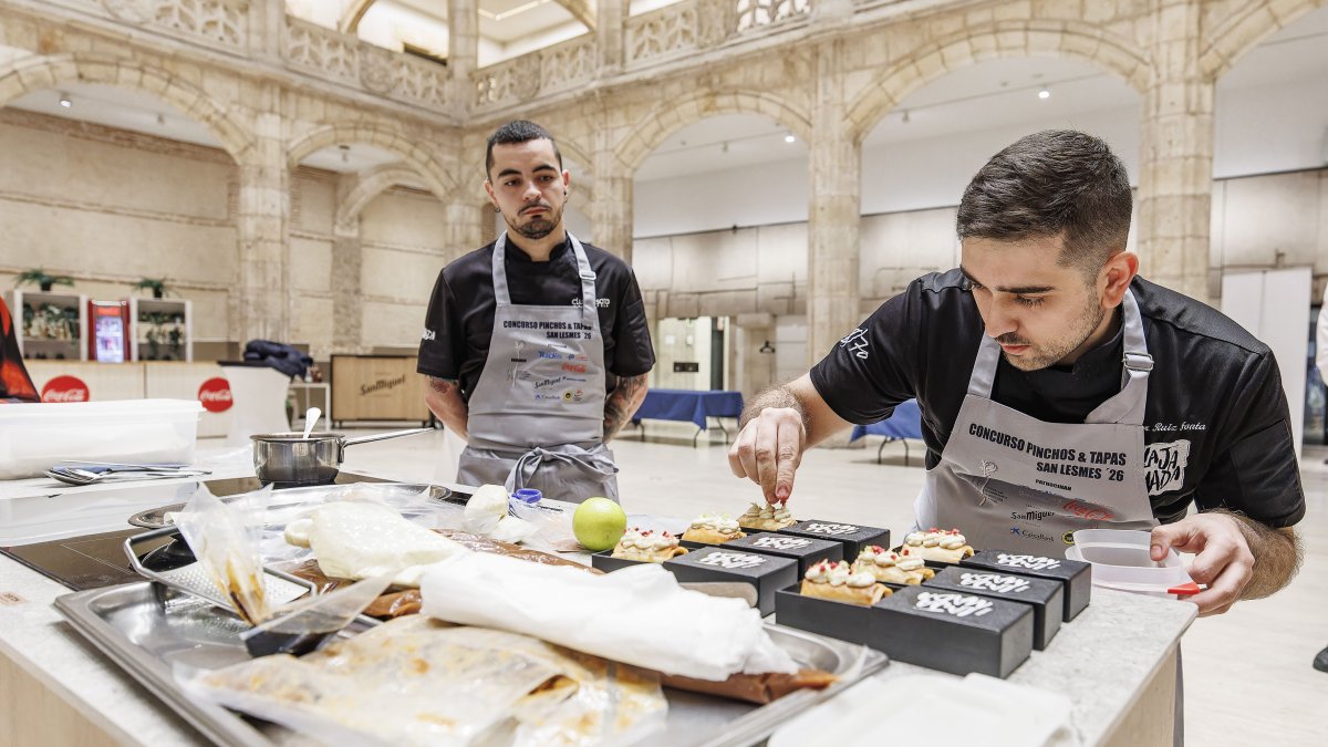 Javier Ruiz, de la Jamada, durante su participación en el Concurso de Tapas de San Lesmes 2026.
