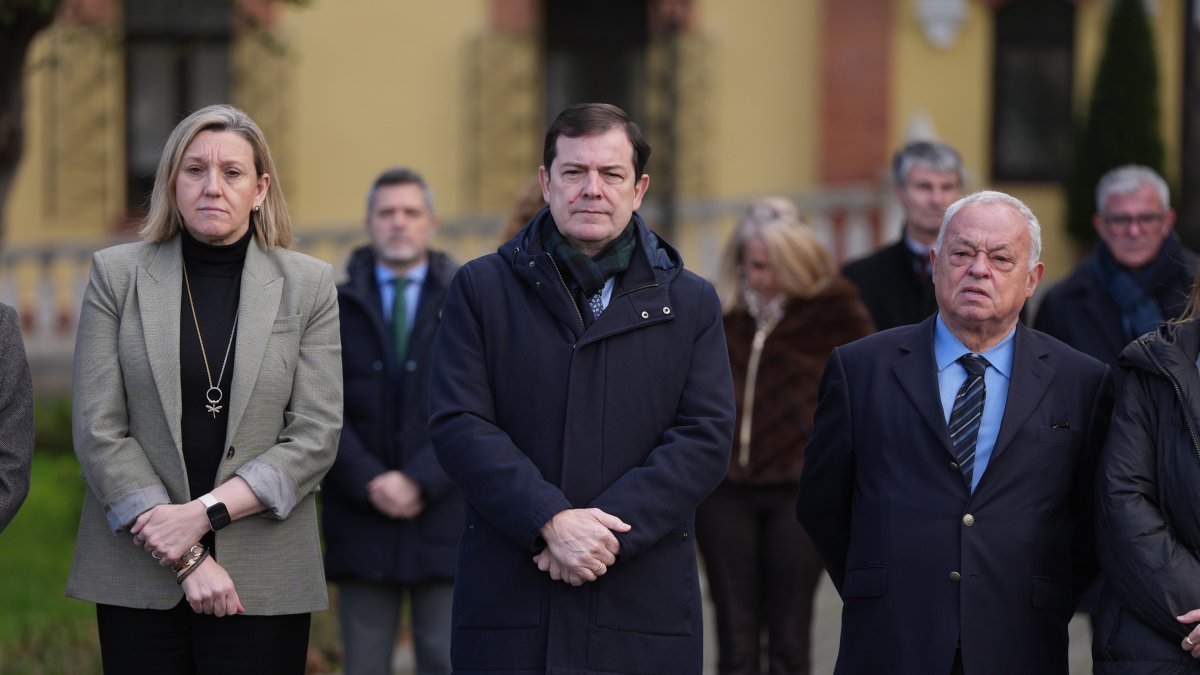 El presidente de Castilla y León, Alfonso Fernández Mañueco (c), encabeza el minuto de silencio convocado por la Junta de Castilla y León en honor a las víctimas del accidente ferroviario en Adamuz, a 19 de enero de 2026, en Valladolid (España).