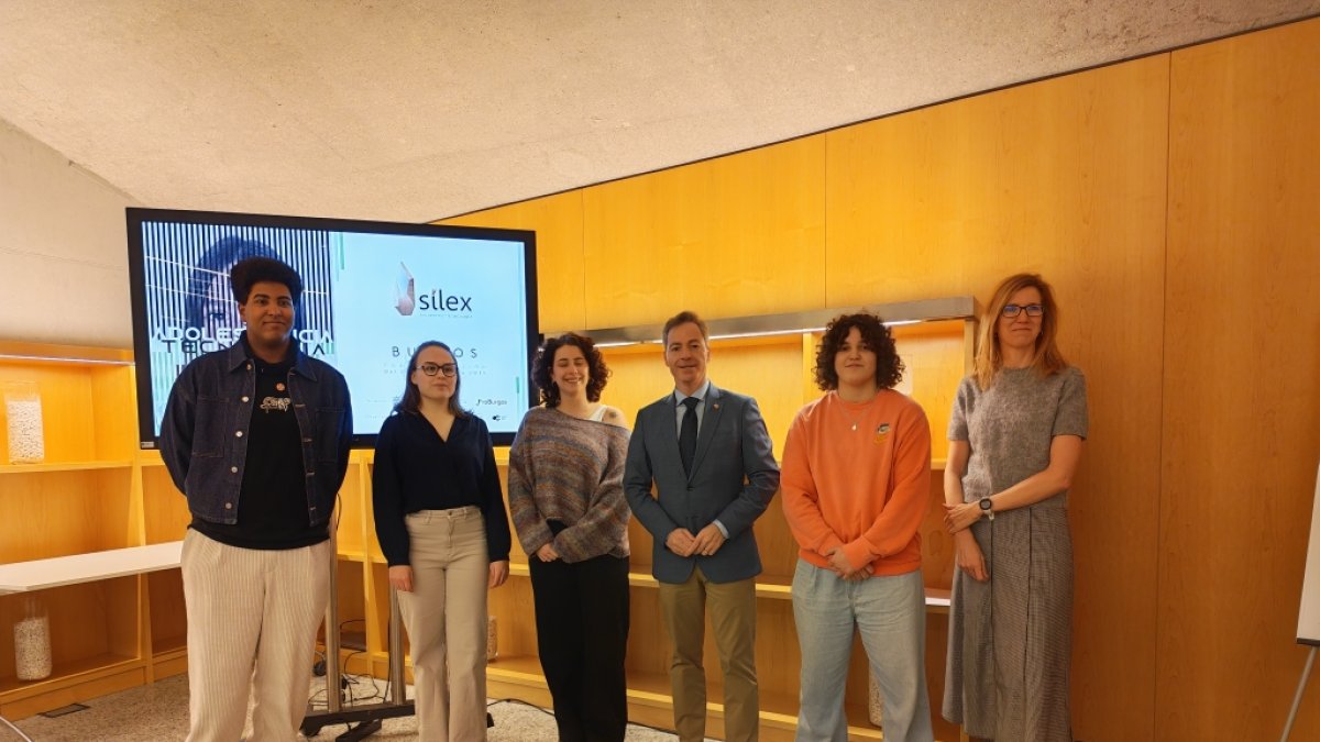 Algunos de los participantes del congreso junto al concejal de Juventud y a la directora de programación.