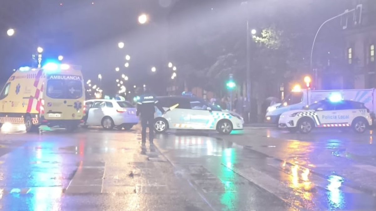 Colisión de dos turismos en el cruce del bulevar con la calle Madrid.