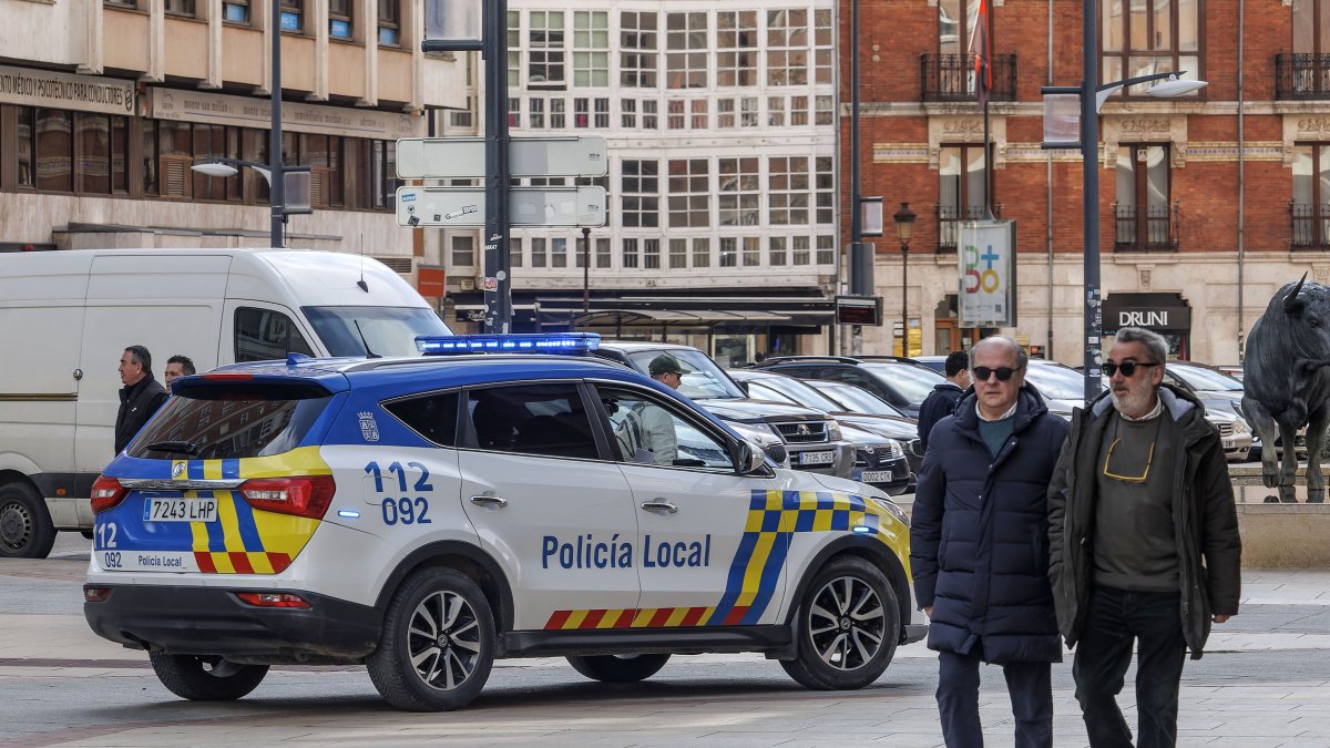 Un coche patrulla de la Policía Local, al inicio de la avenida del Cid de Burgos.