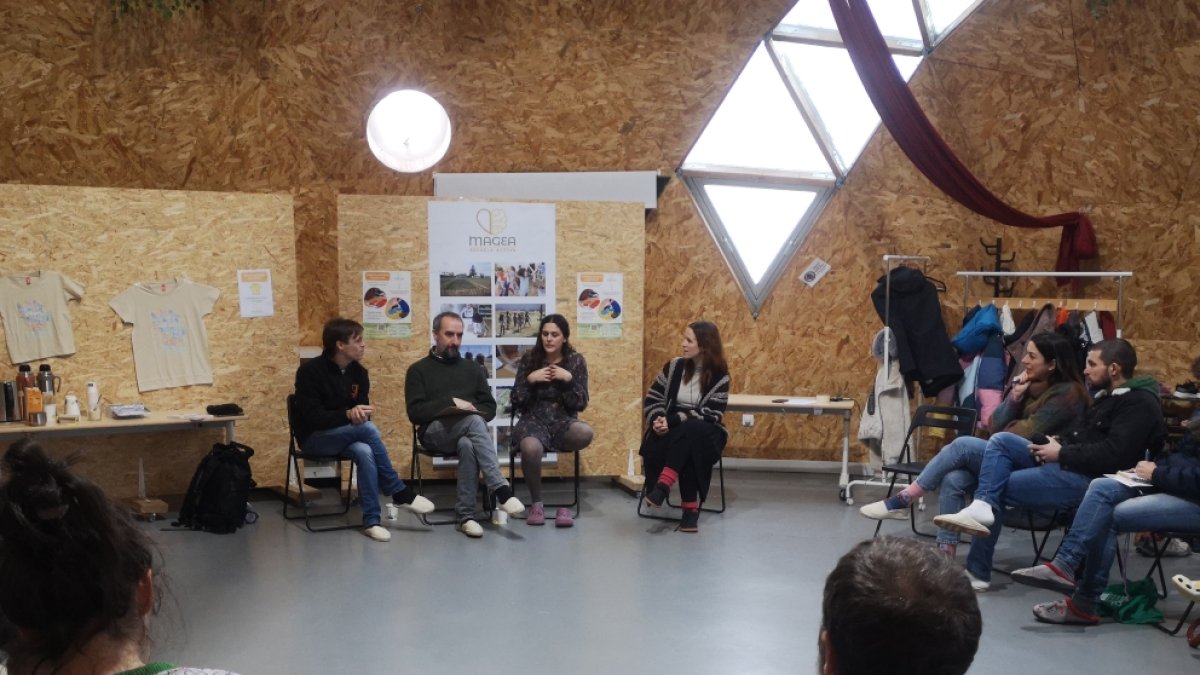 Instante del encuentro celebrado en Magea con los responsables de la escuela inglesa.