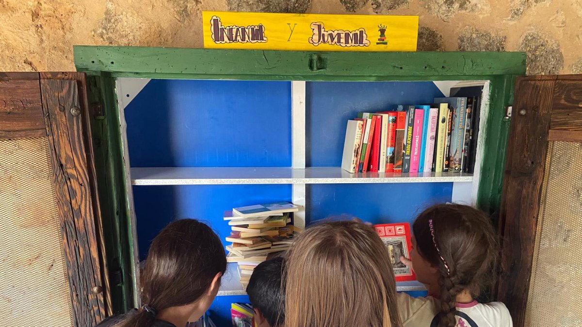Los vecinos de Guzmán (Burgos), rehabilitan la Fuente de San Quinces y transforman la caseta anexa en una Biblioteca Verde que sirve como espacio comunitario para la localidad