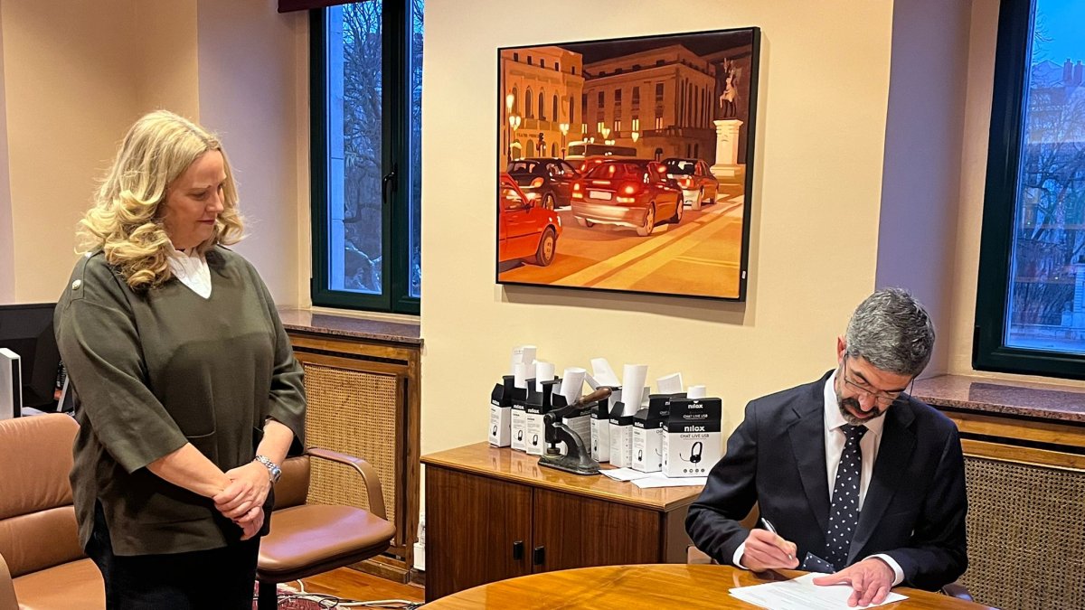 La alcaldesa Cristina Ayala presidió la firma de toma de posesión del secretario municipal, Javier Gallo.