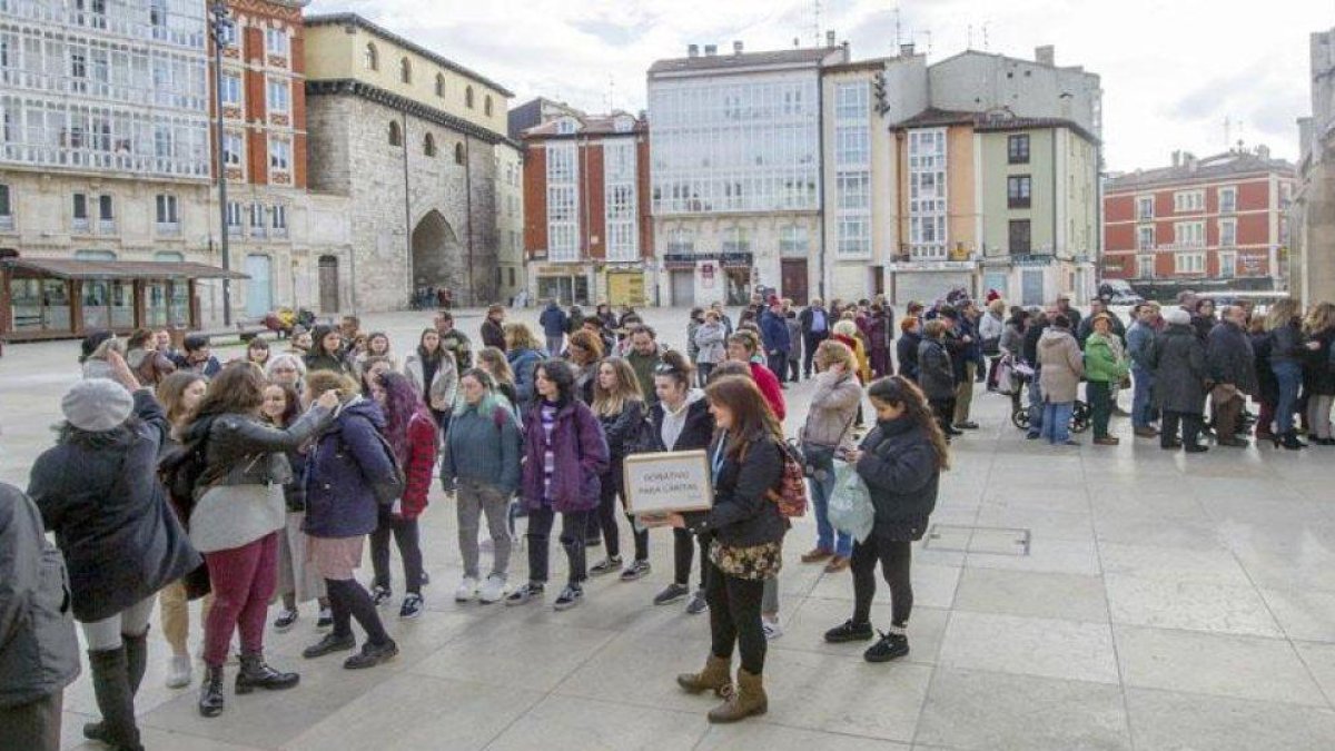 Un grupo de personas visita la Catedral de Burgos.