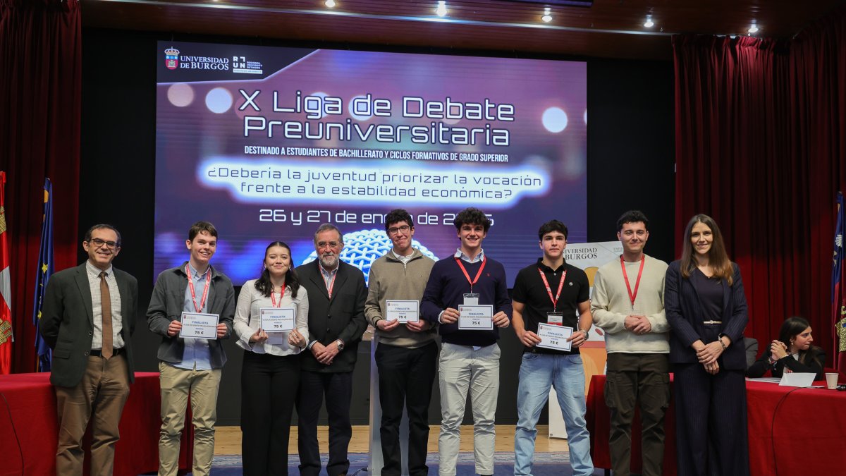 Imagen de los participantes en la liga de debate.