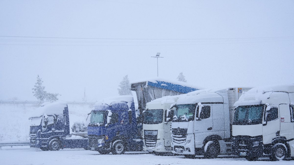 Archivo - Imagen de archivo de camiones parados por la nieve.