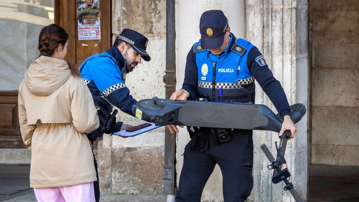 Seguro obligatorio y placa de marcaje: los nuevos requisitos para circular con patinete que ya están en vigor.