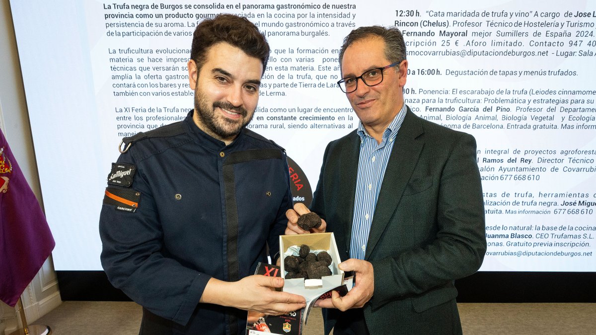 El chef Ricardo Temiño y el responsable de Burgos Alimenta, Javier Arroyo, muestran un ejemplar de trufa negra.