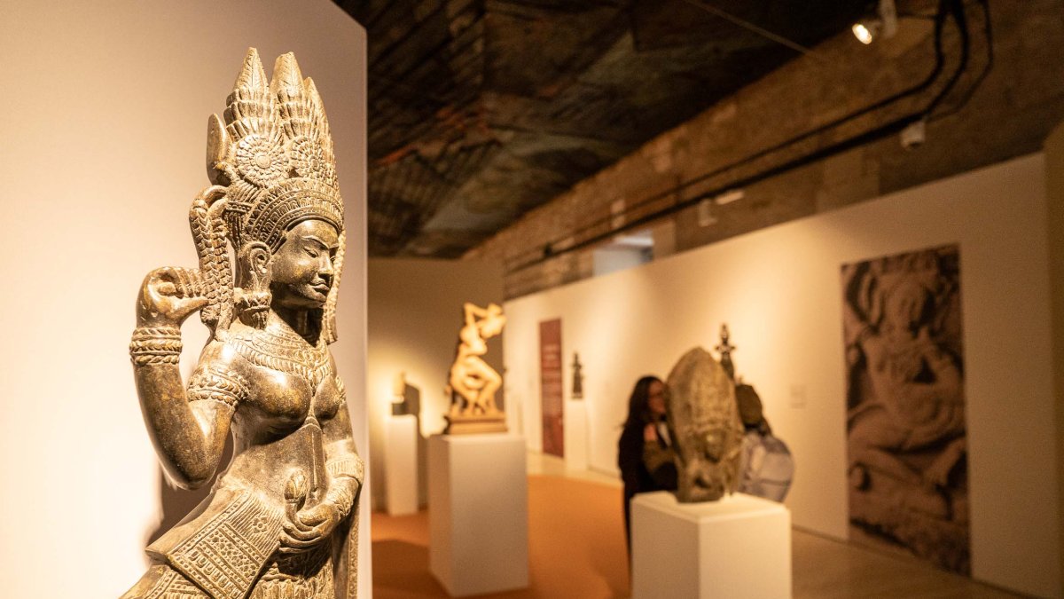 La muestra analiza cómo las imágenes sagradas estructuraban la existencia diaria en los hogares y templos de las grandes culturas de la Antigüedad asiática.