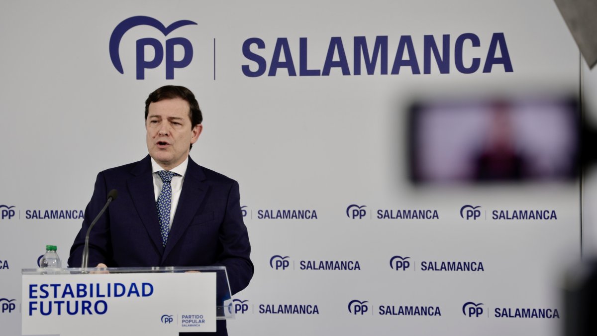 El presidente regional del PP, Alfonso Fernández Mañueco ofrece una rueda de prensa en la sede del PP de Salamanca.