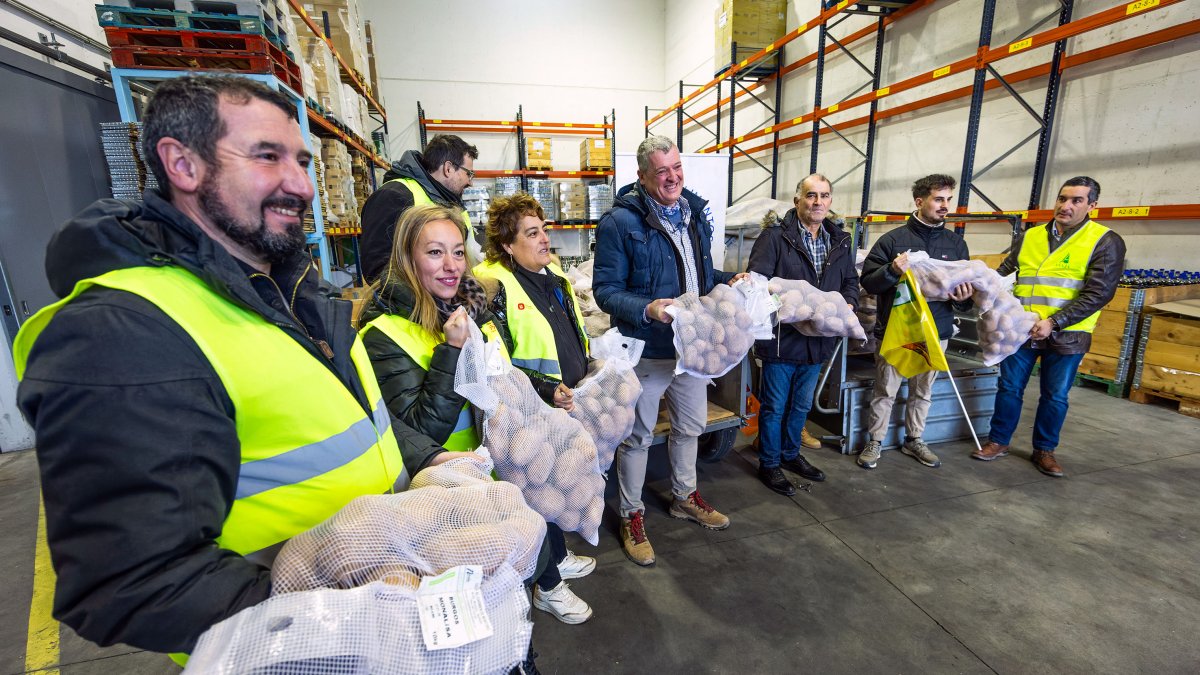Entrega de patatas al Banco de Alimentos de Burgos por parte del sector agrario.