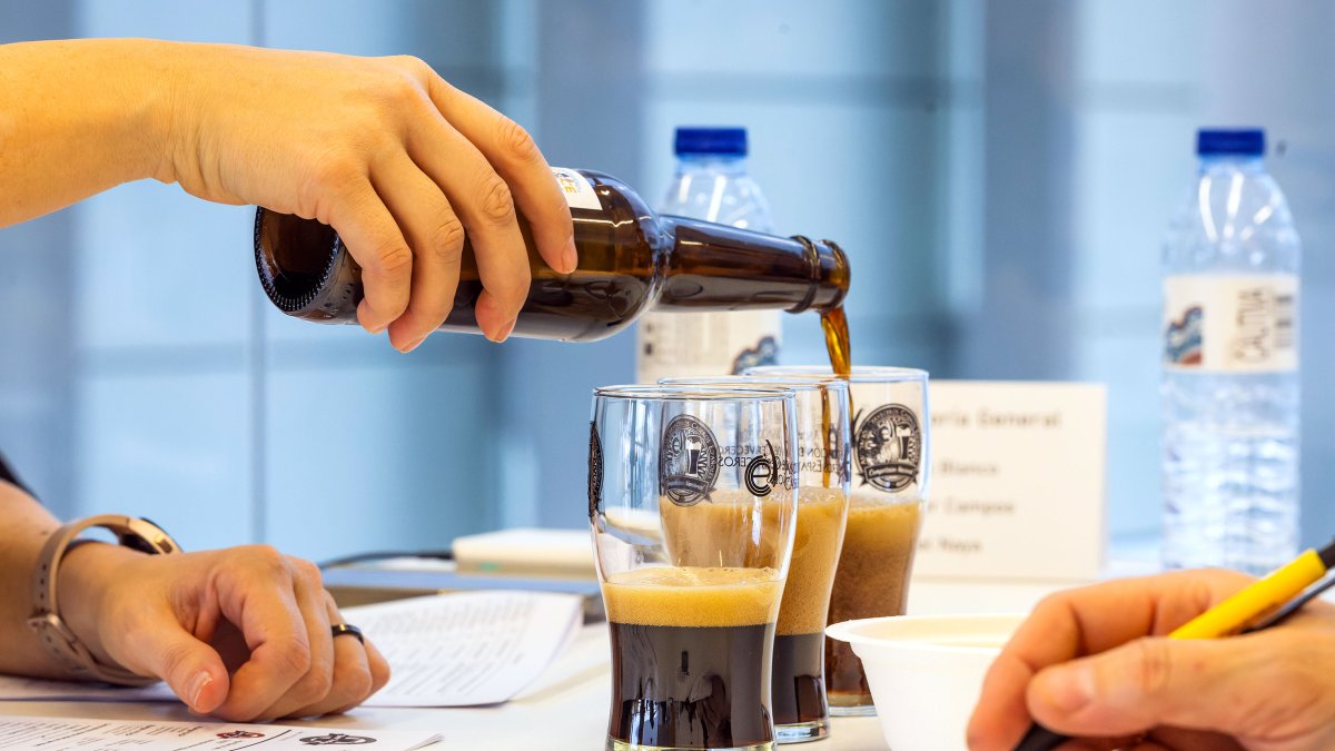 La cerveza de invierno se caracteriza por su color, sabor intenso y mayor gradación alcohólica para combatir el frío.
