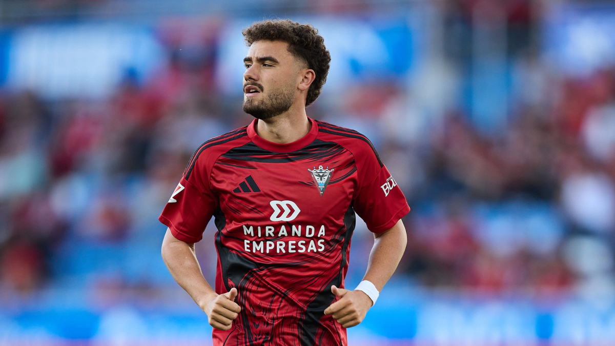 Imagen de Álex Cardero con la camiseta del Mirandés.