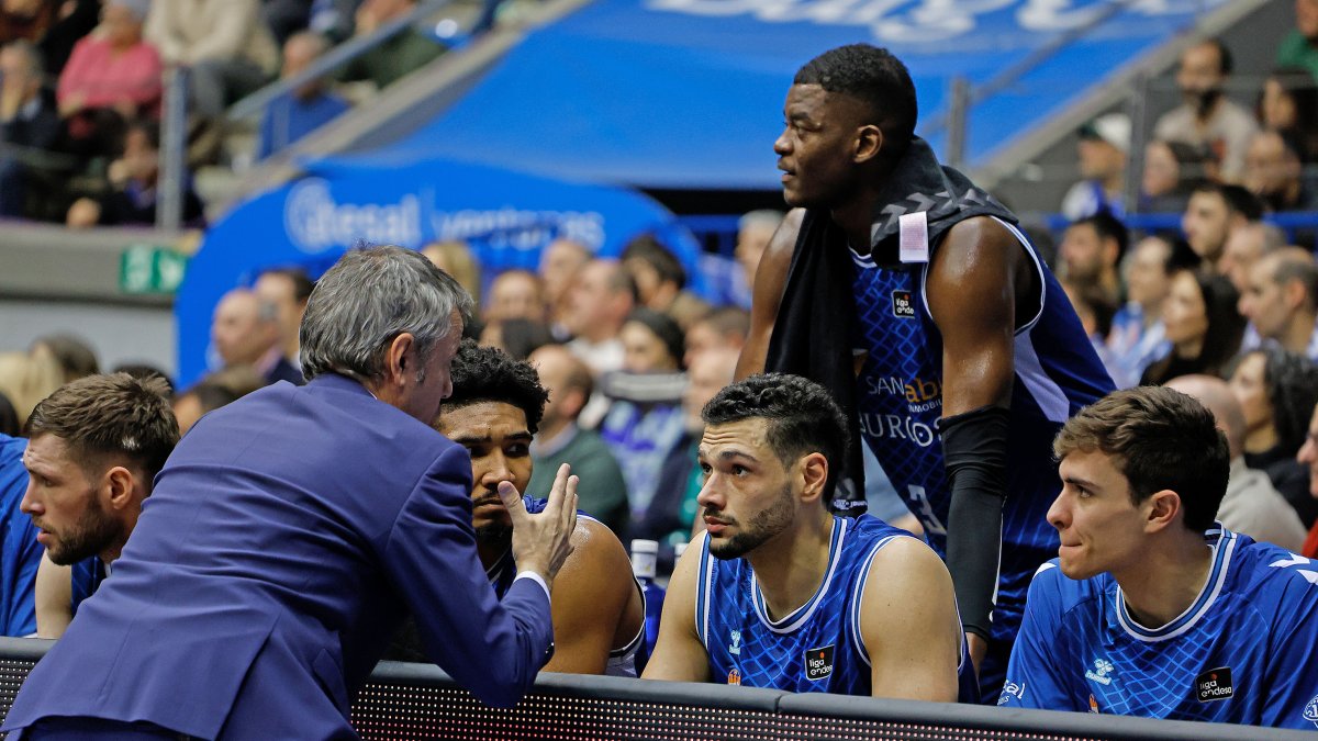 Fisac da instrucciones a sus jugadores en una imagen de archivo.