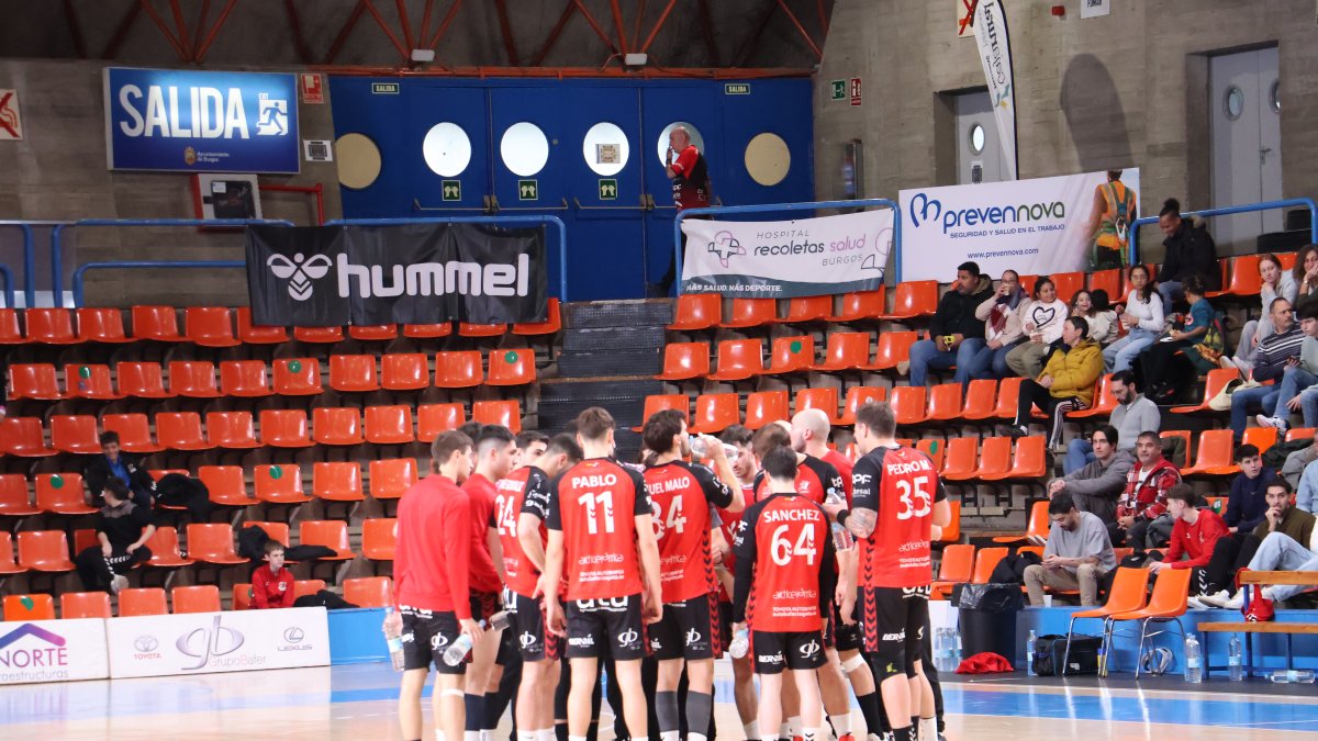 El Balonmano Proin Sevilla frena a UBU San Pablo y consolida su liderato.