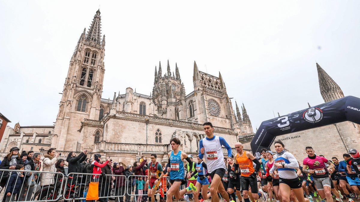 El corredor sub18 Pelayo Salgado, en cabeza en la foto con el dorsal 619, fue el vencedor de la categoría absoluta masculina.
