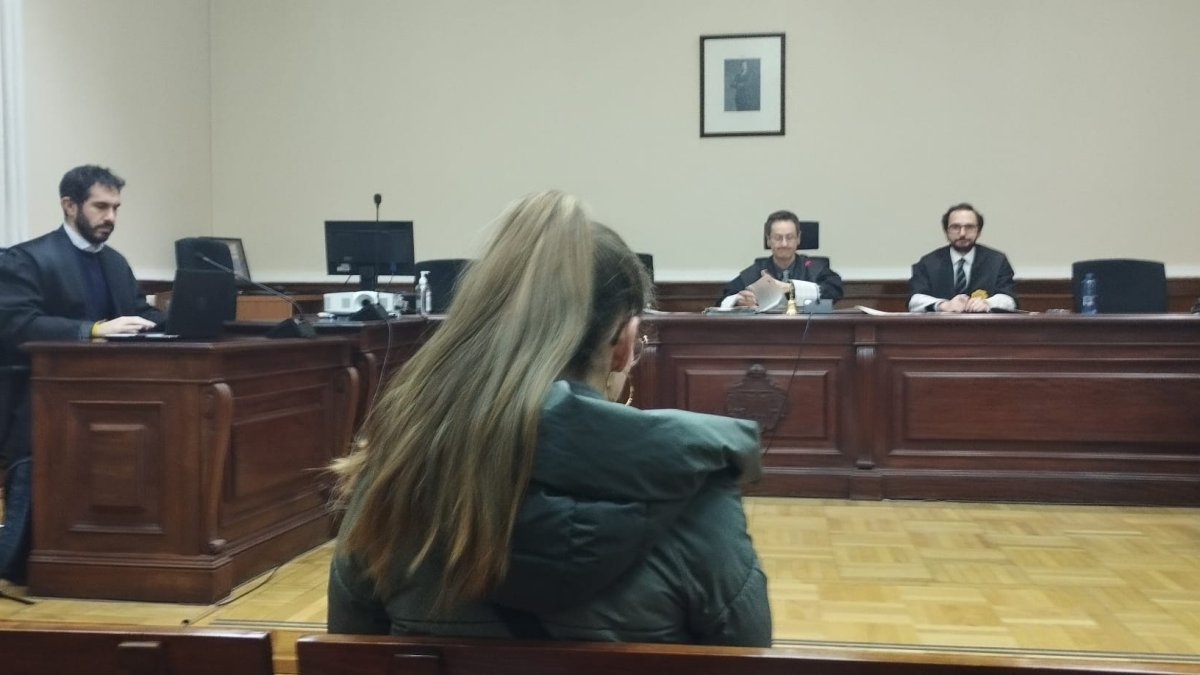 La ya condenada, cuya sentencia es firme, de espaldas durante la conformidad celebrada este lunes en la Audiencia de Valladolid.