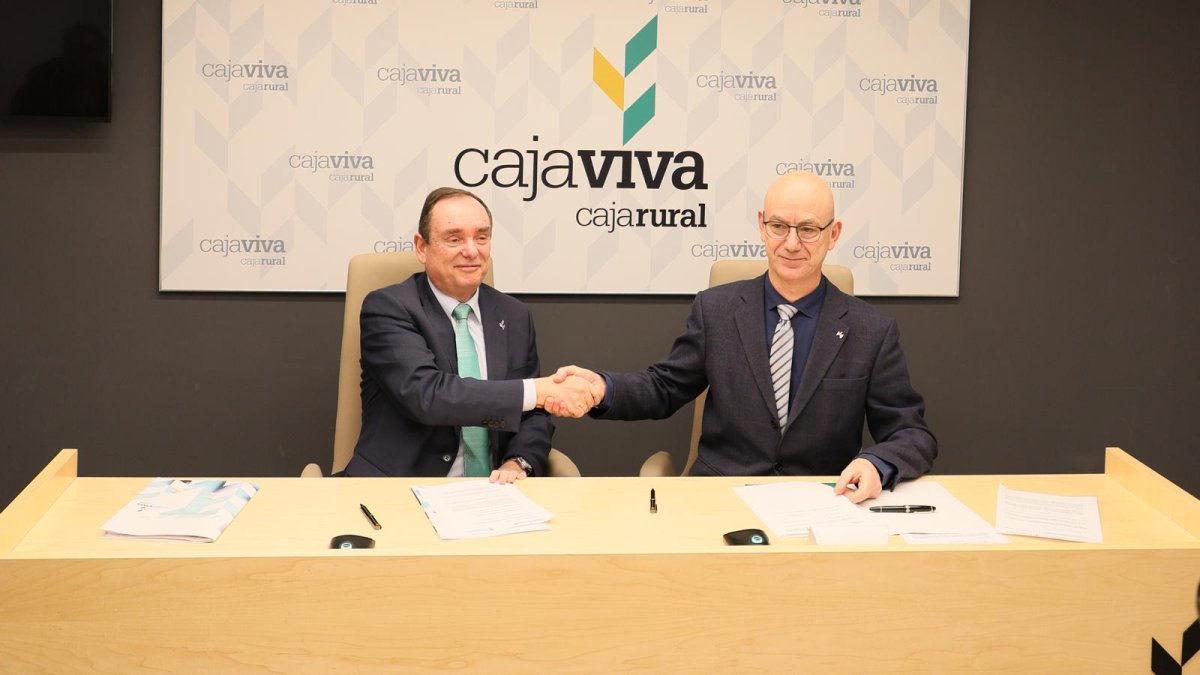 El director general de Cajaviva, Ramón Sobremonte, y el rector de la UBU, José Miguel García, tras la firma del acuerdo de colaboración.