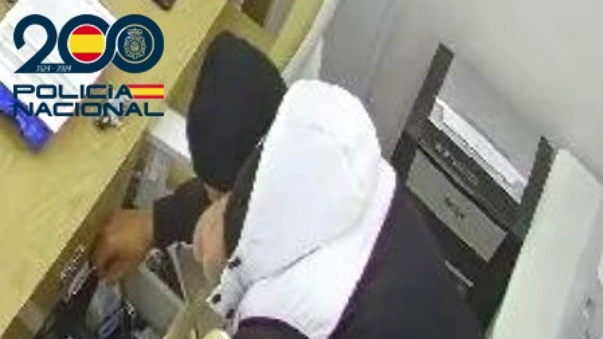 Momento en el que el ladrón se lleva el dinero.