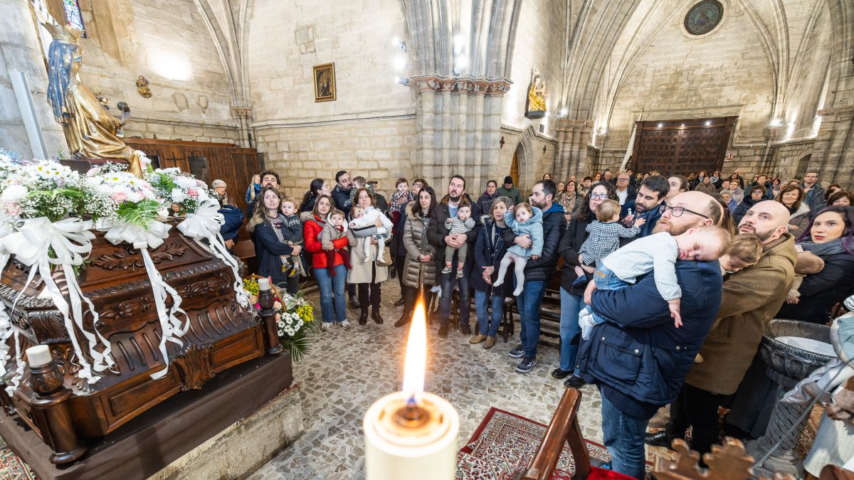 Quince niños y niñas han participado en la tradicional Misa de la Luz.