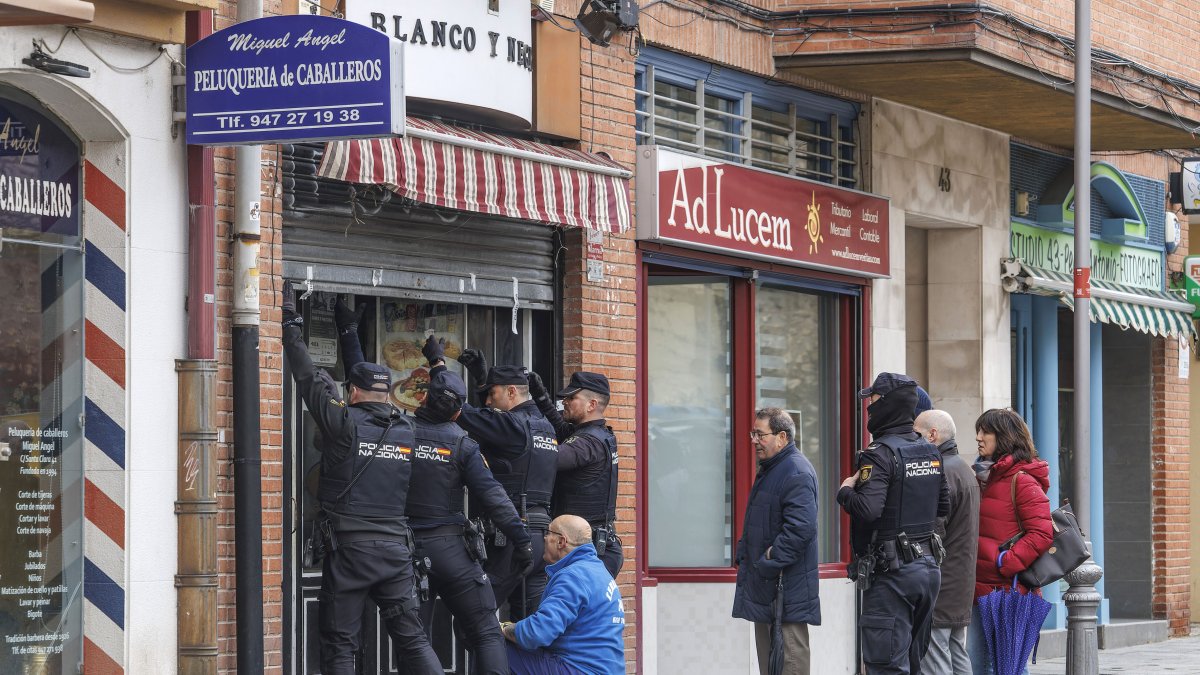 El dueño del 'Blanco y Negro' recupera el bar tras ejecutarse la orden de desahucio.