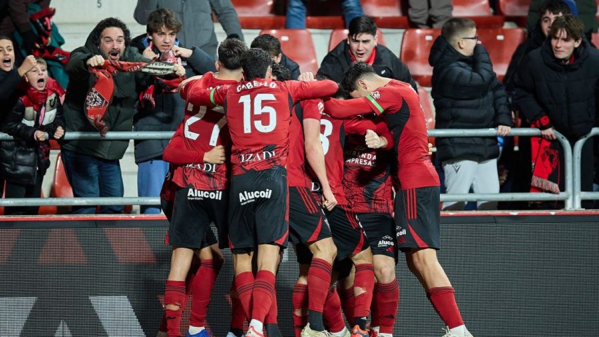 Los jugadores del Mirandés celebran uno de los goles.